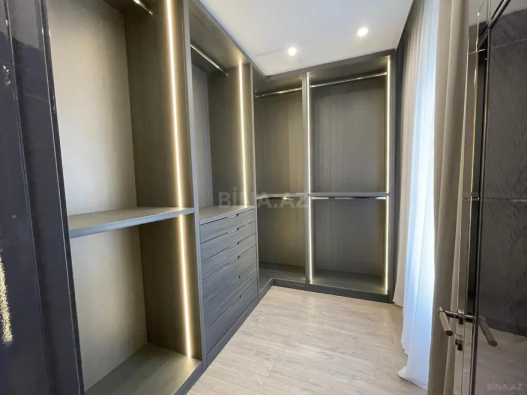 Satılır 4 otaqlı mənzil 210 m²