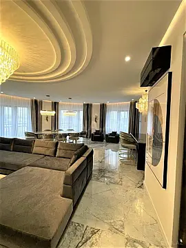Satılır 4 otaqlı mənzil 210 m²