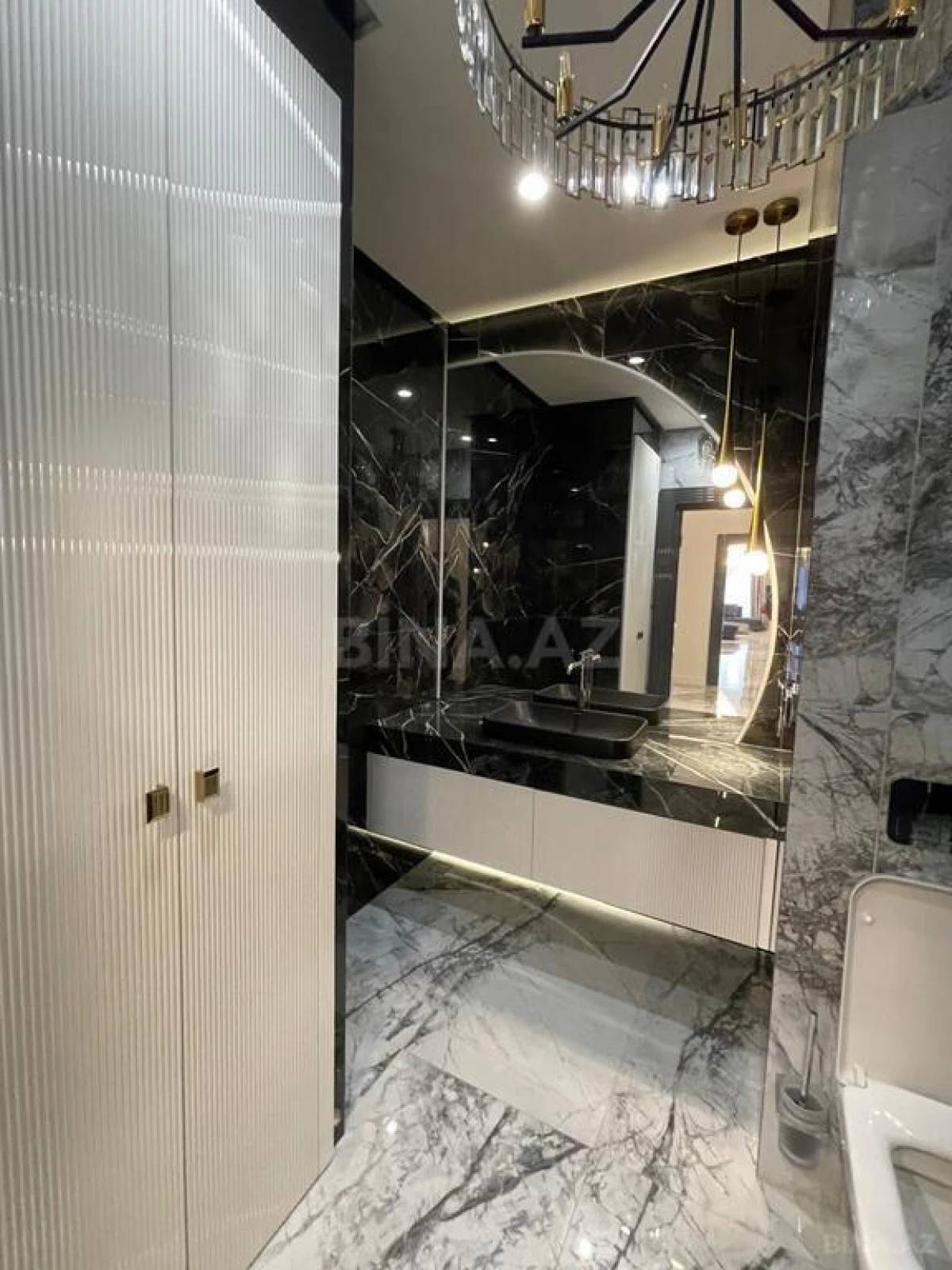 Satılır 4 otaqlı mənzil 210 m²