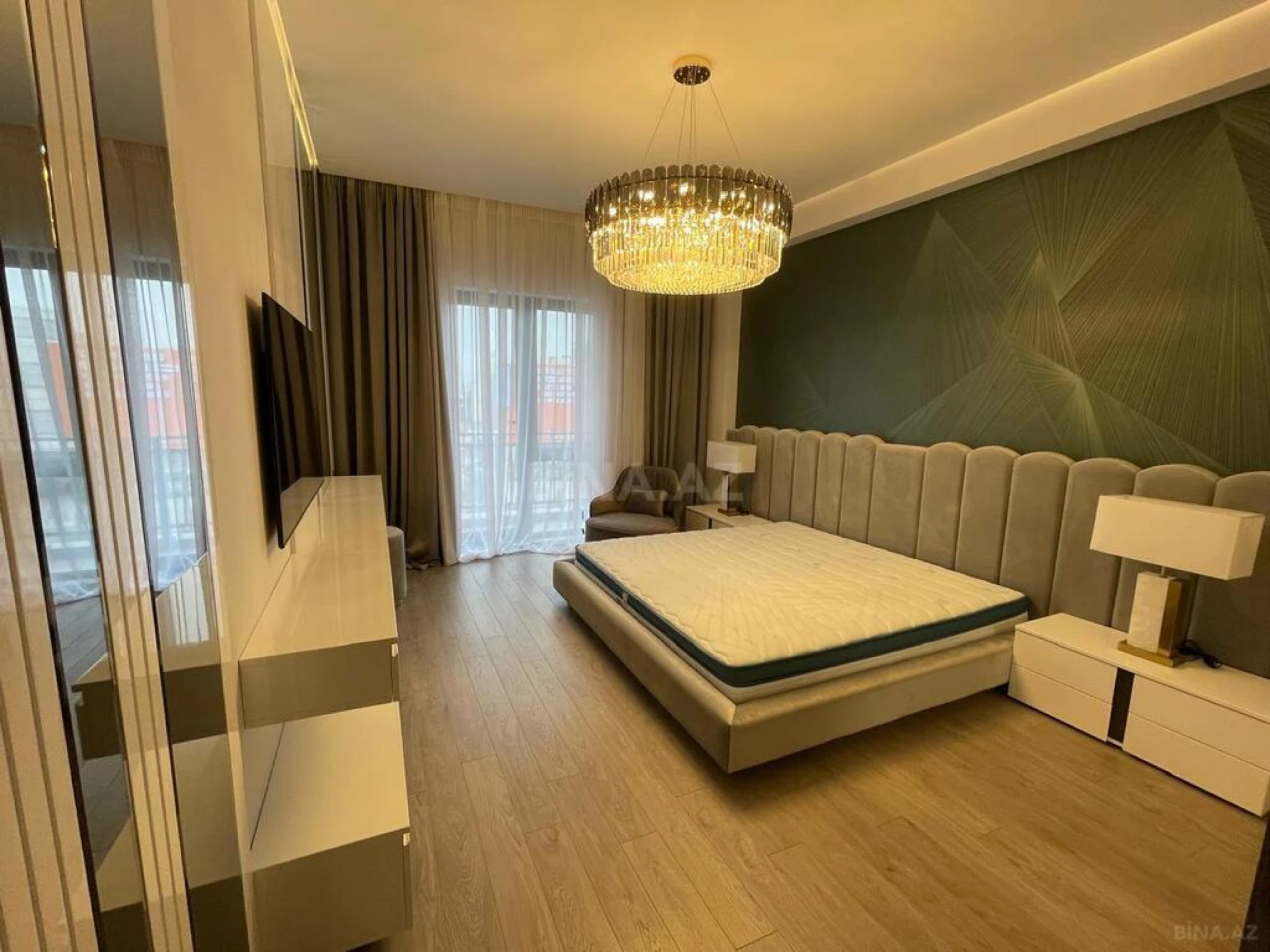 Satılır 4 otaqlı mənzil 210 m²