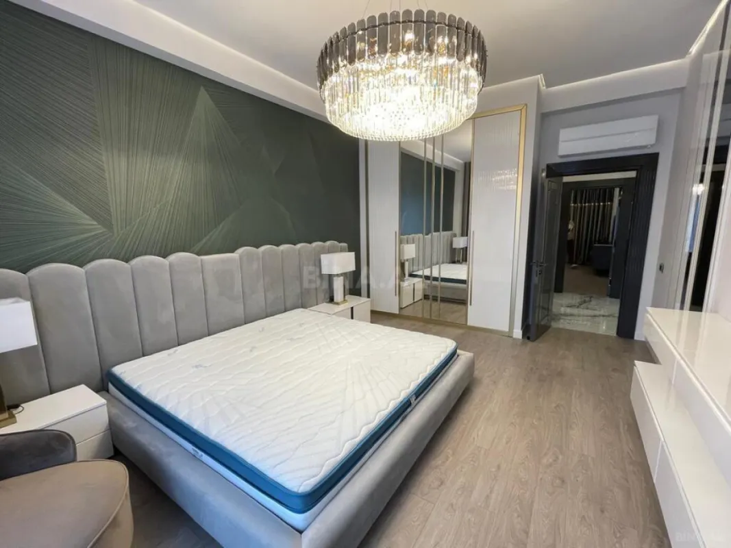 Satılır 4 otaqlı mənzil 210 m²