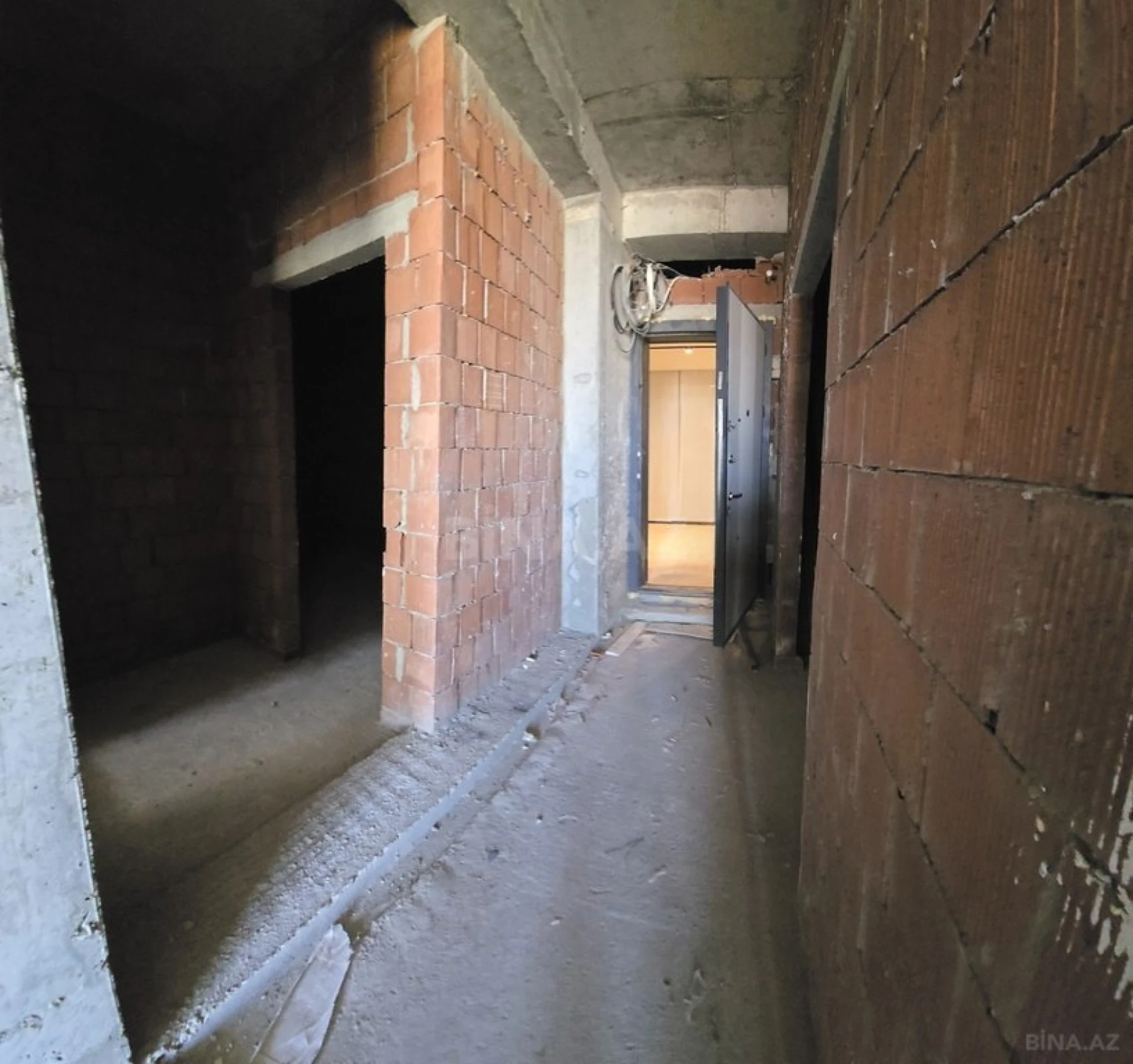 Satılır 2 otaqlı mənzil 82 m²