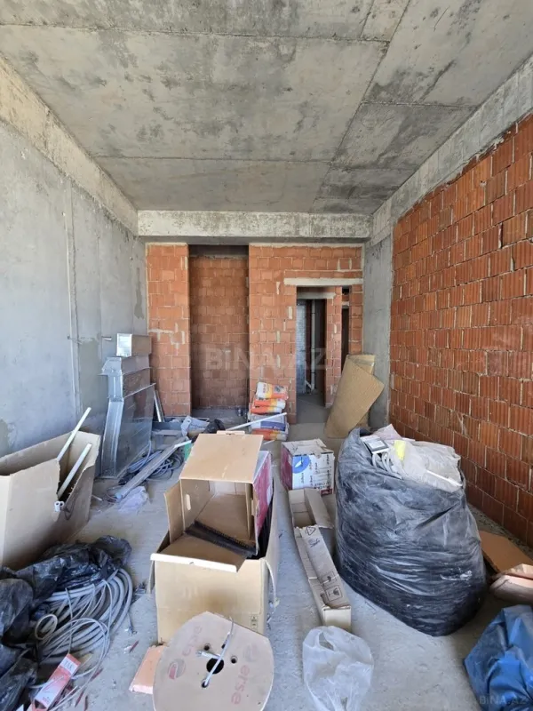 Satılır 2 otaqlı mənzil 82 m²