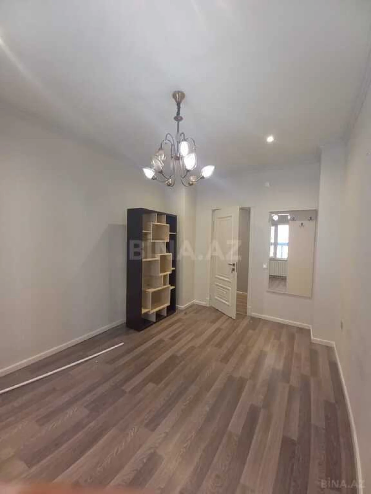 Satılır 4 otaqlı mənzil 180 m²