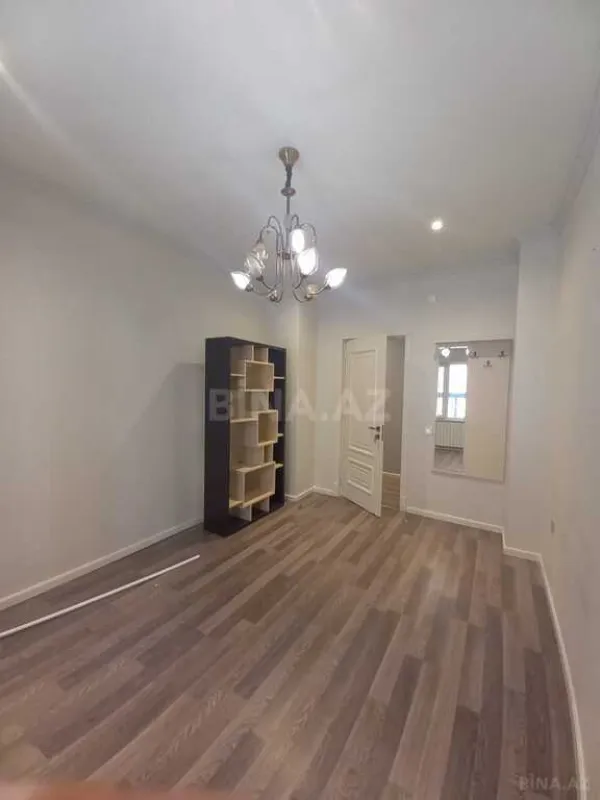 Satılır 4 otaqlı mənzil 180 m²