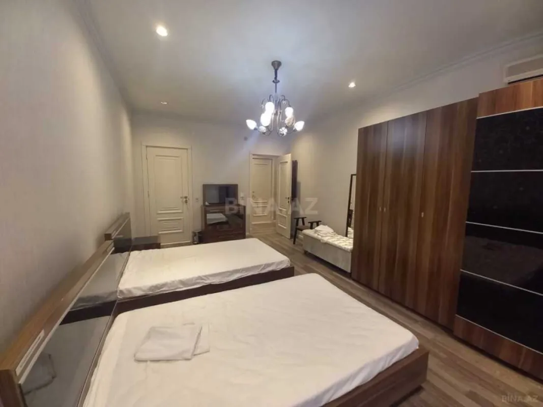 Satılır 4 otaqlı mənzil 180 m²