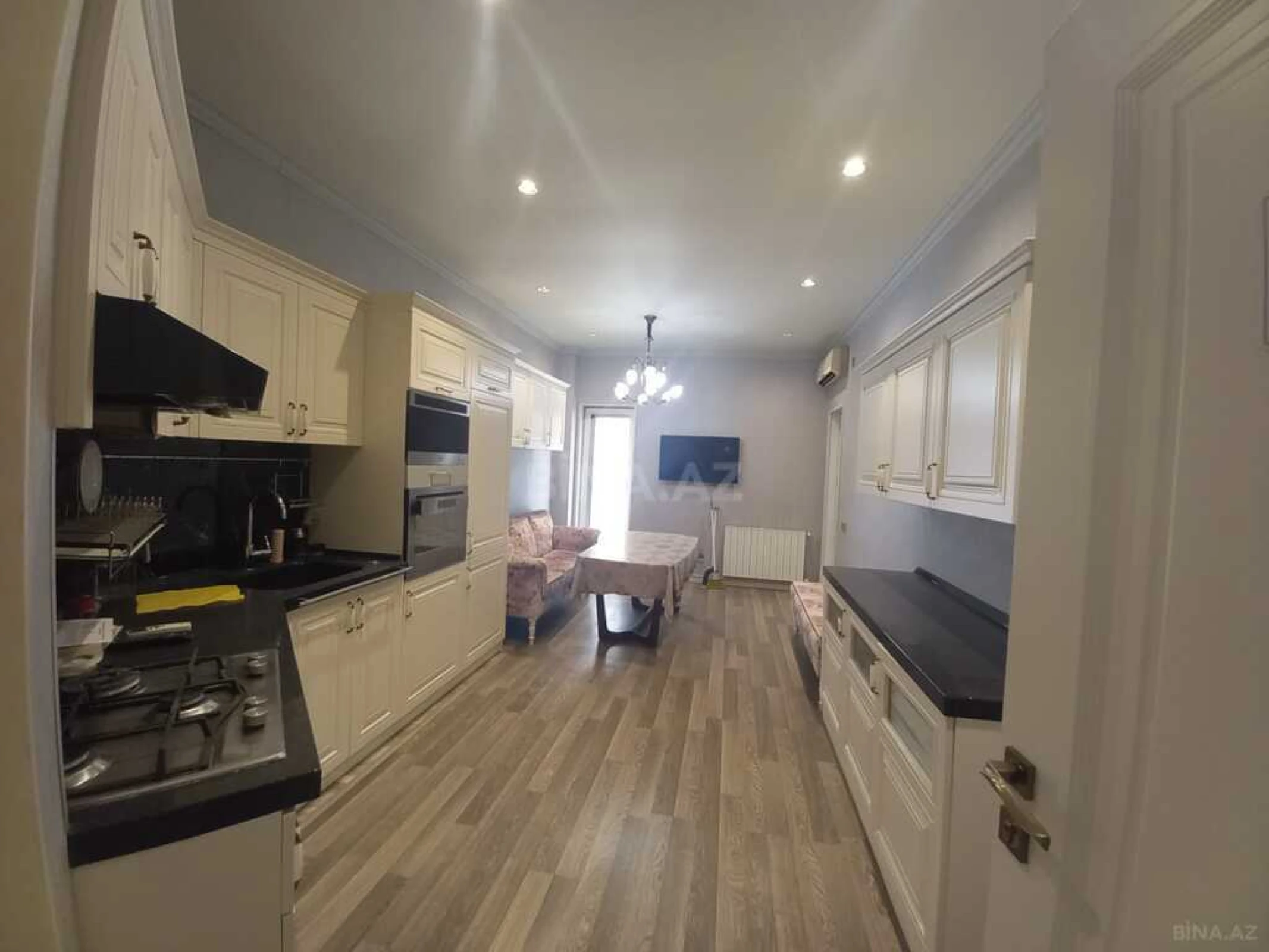 Satılır 4 otaqlı mənzil 180 m²