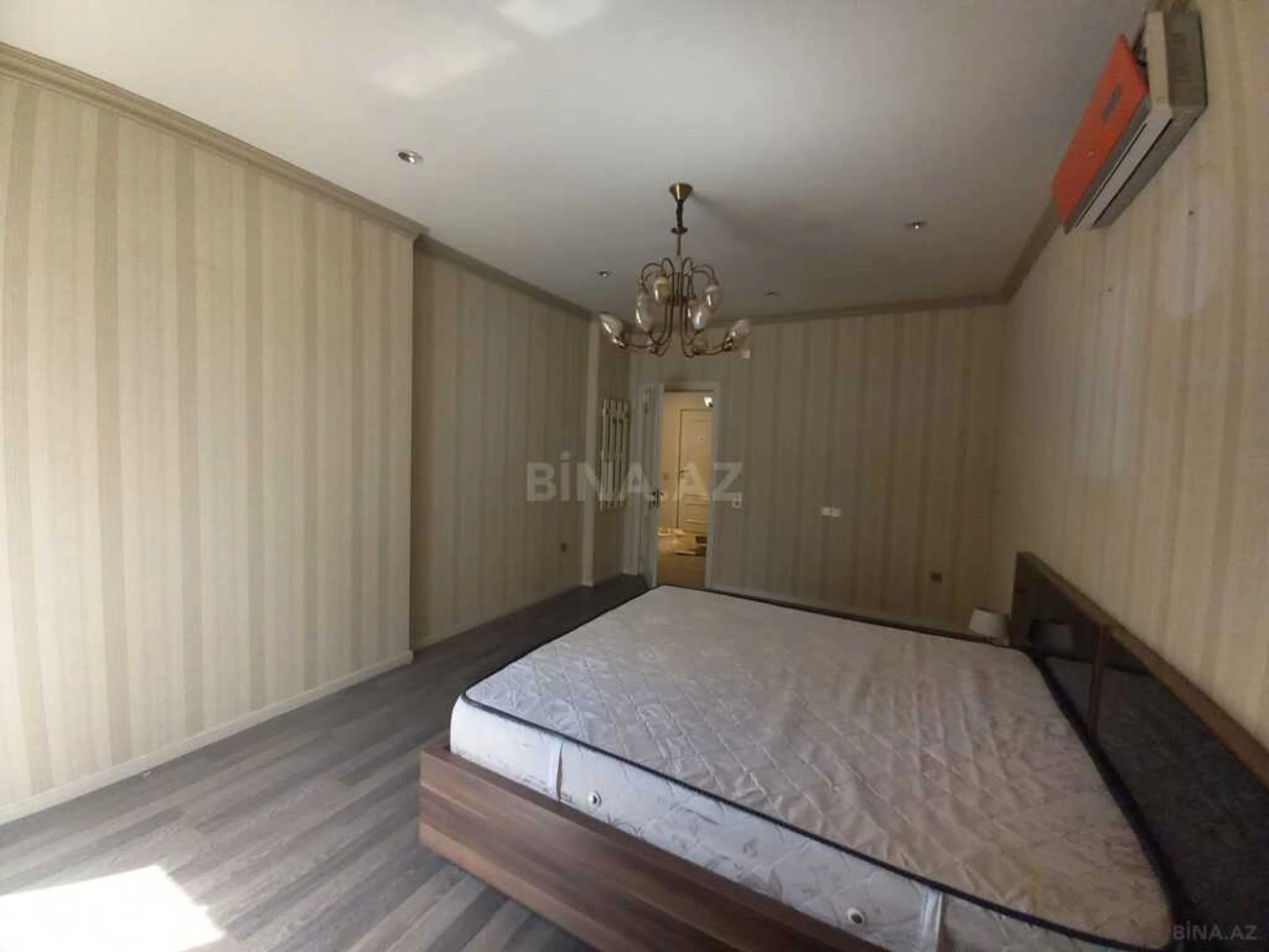 Satılır 4 otaqlı mənzil 180 m²