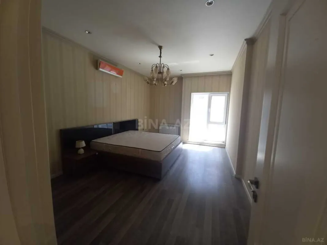 Satılır 4 otaqlı mənzil 180 m²