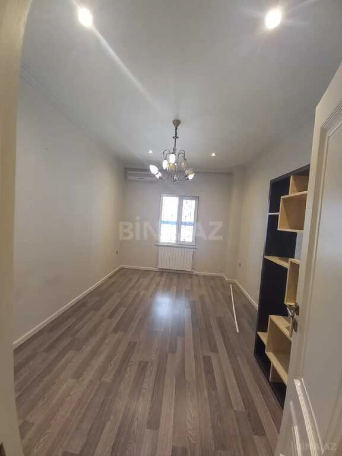 Satılır 4 otaqlı mənzil 180 m²