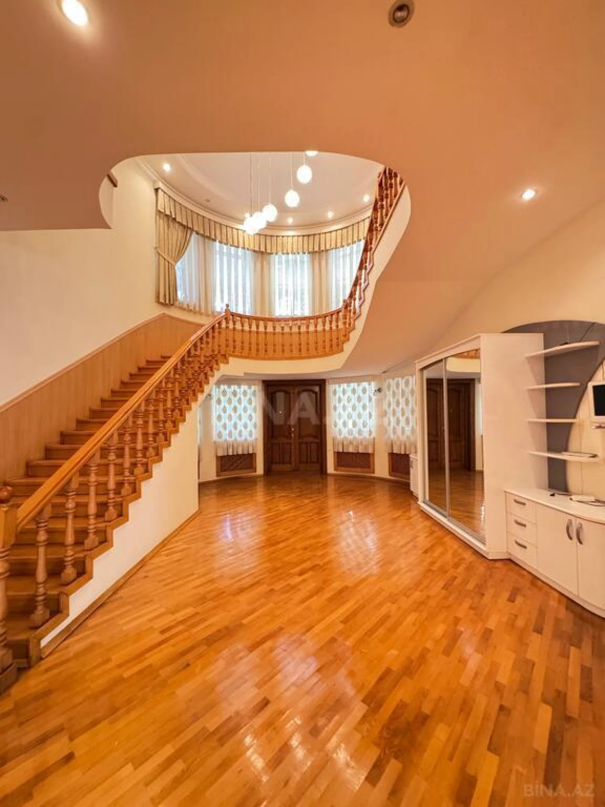 Satılır 8 otaqlı həyət evi 1400 m²