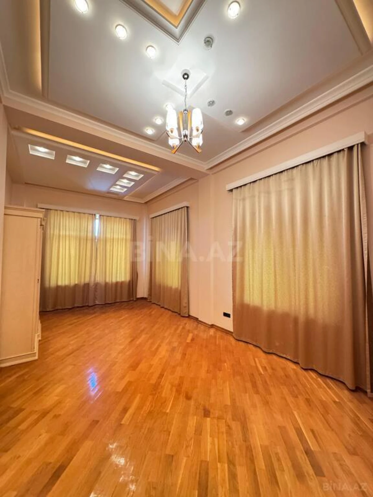 Satılır 8 otaqlı həyət evi 1400 m²
