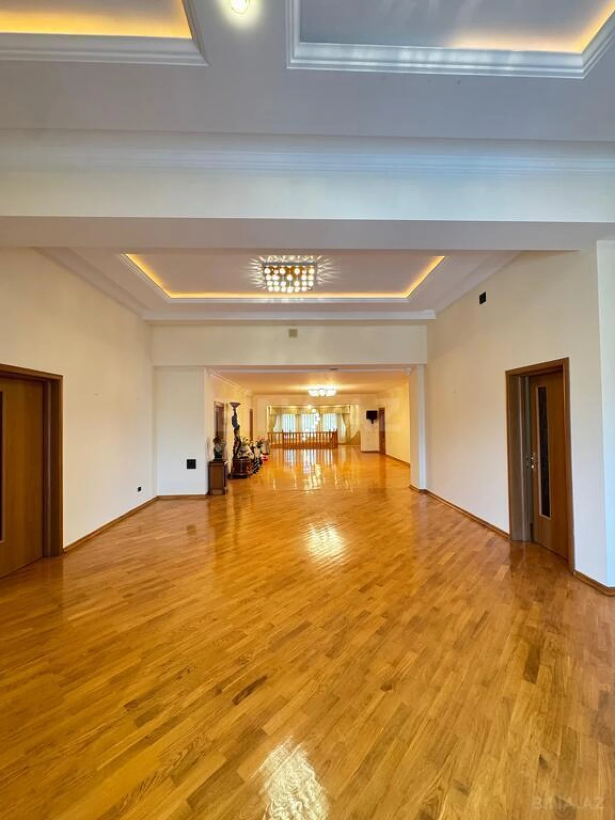 Satılır 8 otaqlı həyət evi 1400 m²