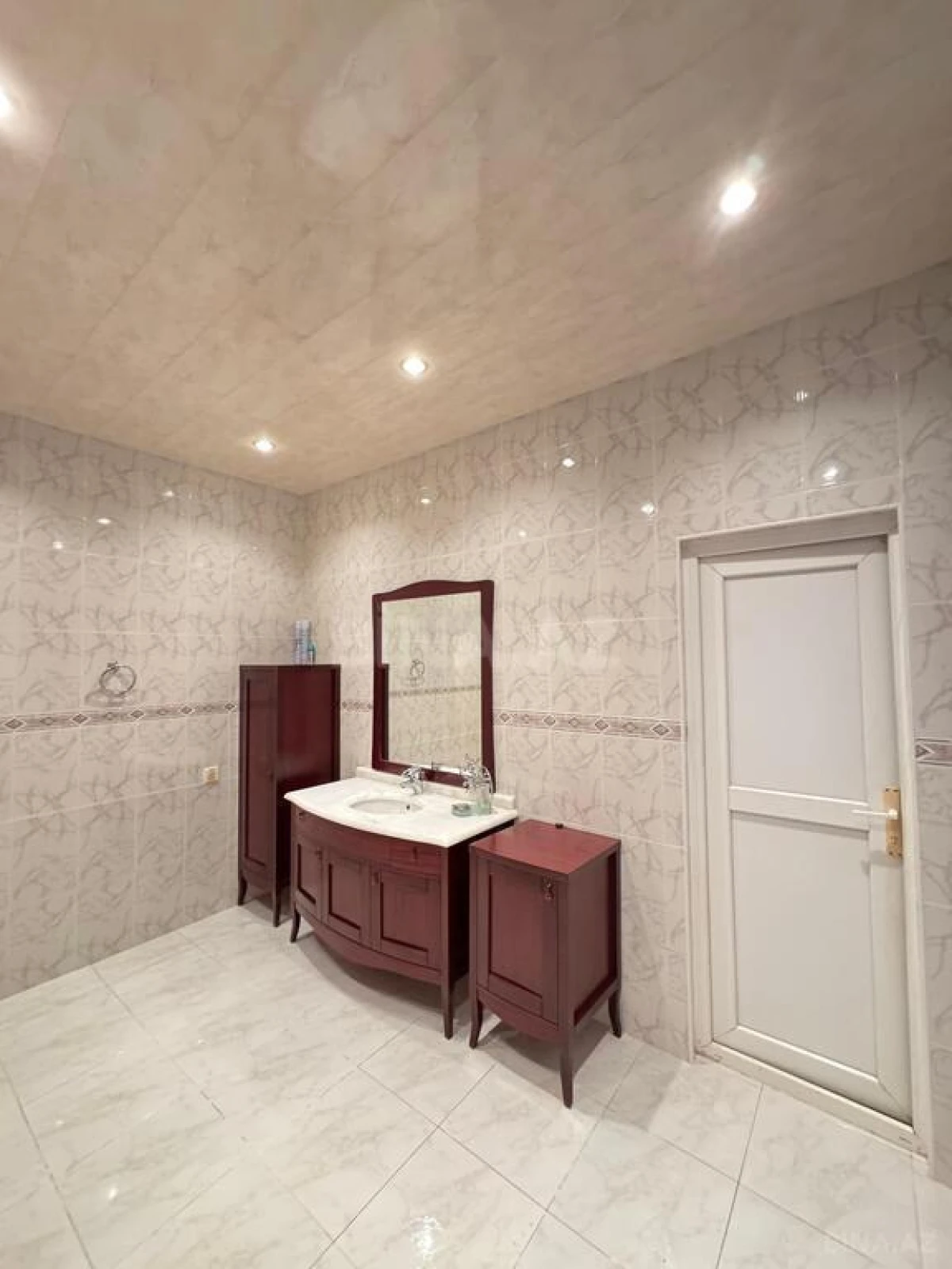 Satılır 8 otaqlı həyət evi 1400 m²