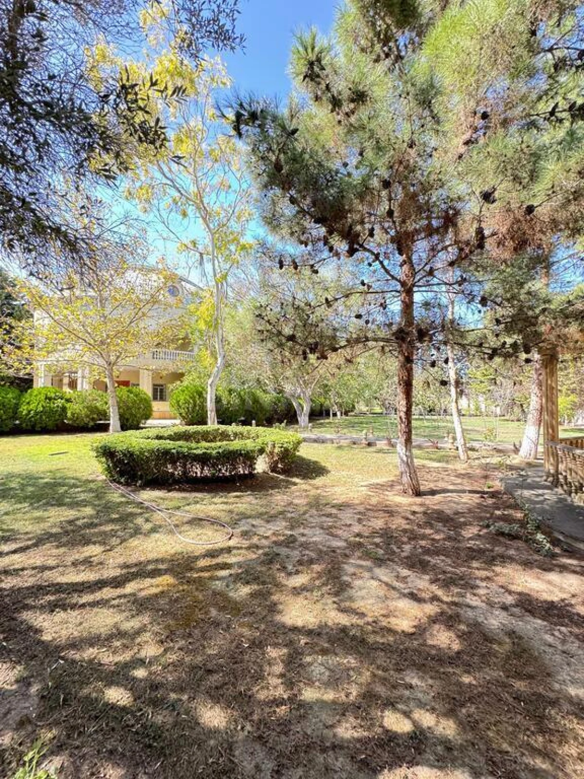 Satılır 8 otaqlı həyət evi 1400 m²