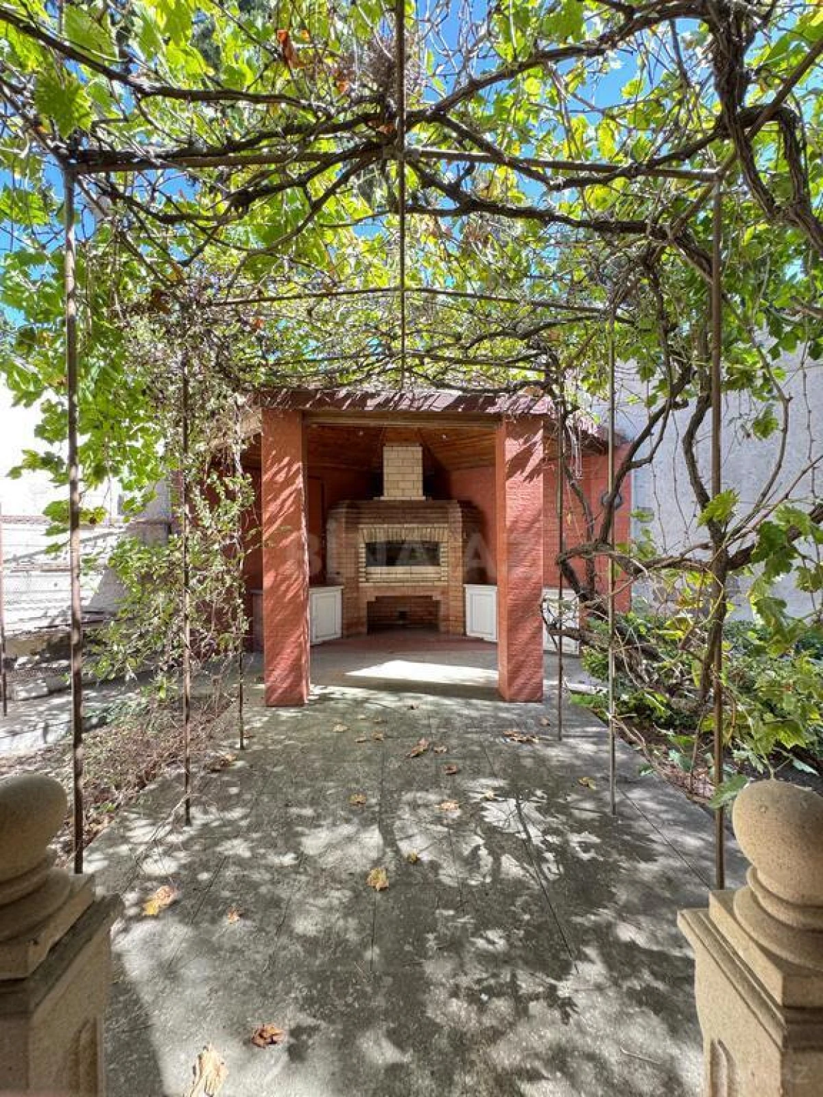 Satılır 8 otaqlı həyət evi 1400 m²