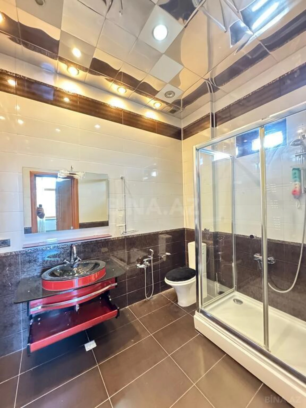 Satılır 8 otaqlı həyət evi 1400 m²