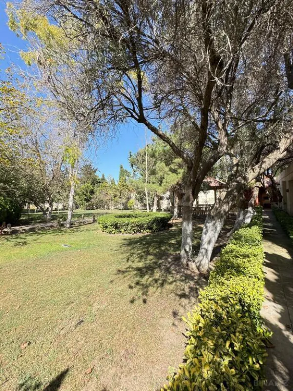 Satılır 8 otaqlı həyət evi 1400 m²