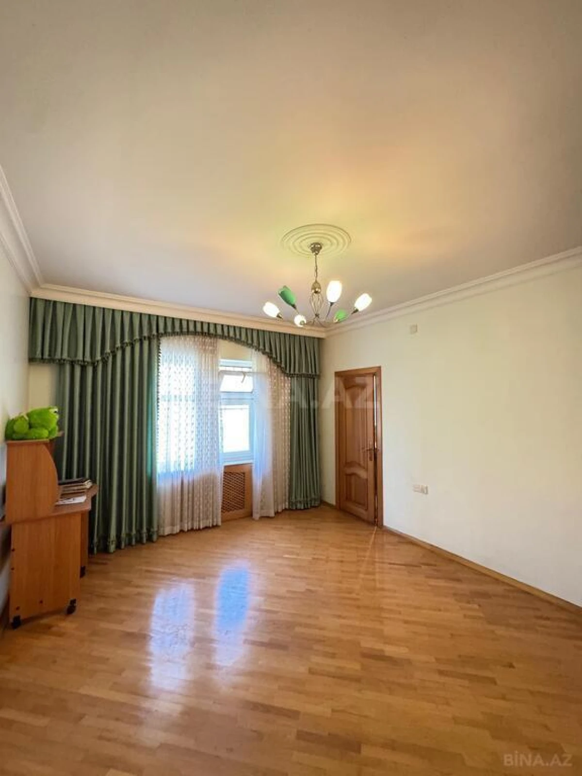 Satılır 8 otaqlı həyət evi 1400 m²