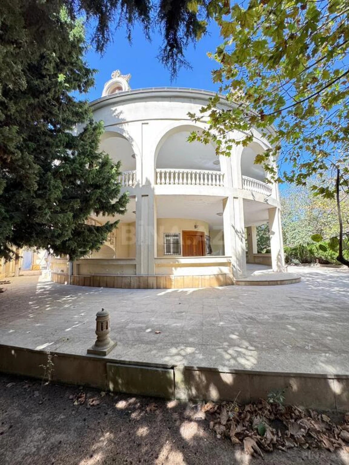 Satılır 8 otaqlı həyət evi 1400 m²