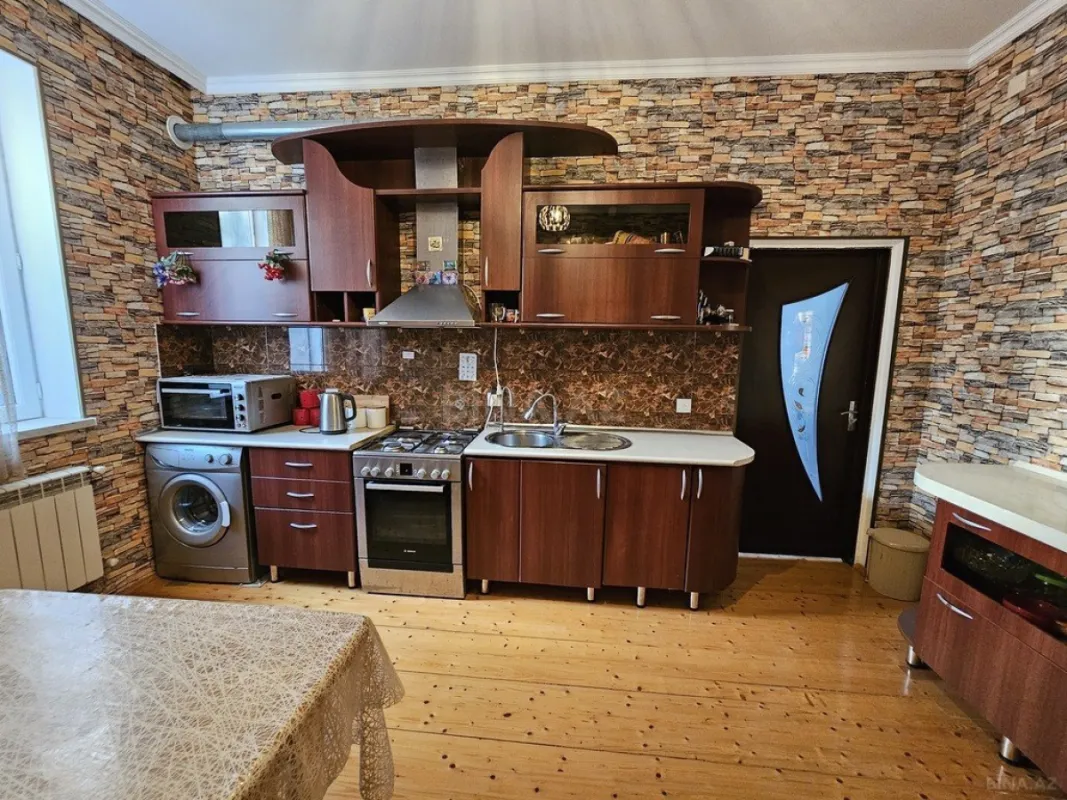 Satılır 6 otaqlı həyət evi 200 m²