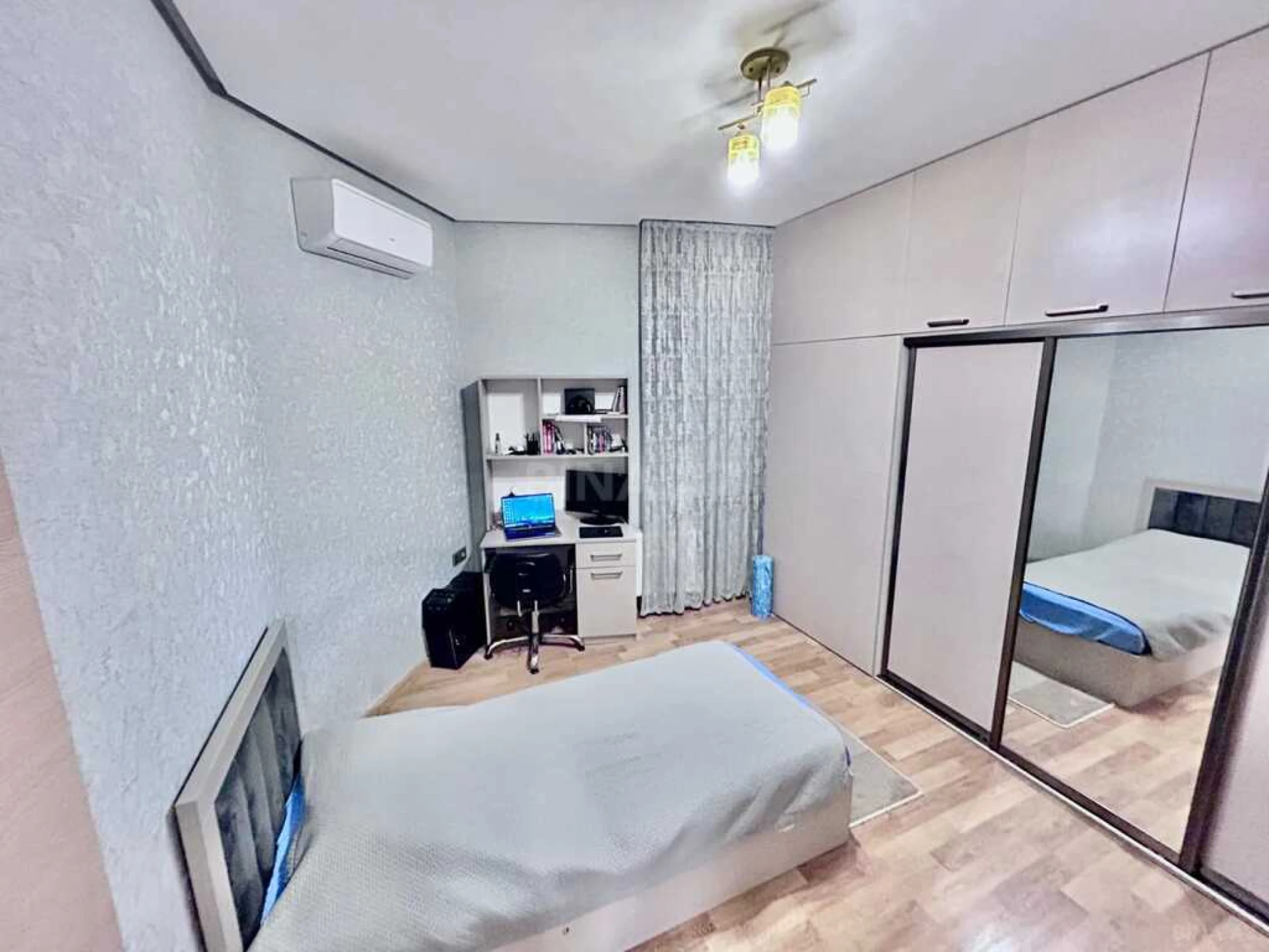 Satılır 3 otaqlı mənzil 145 m²