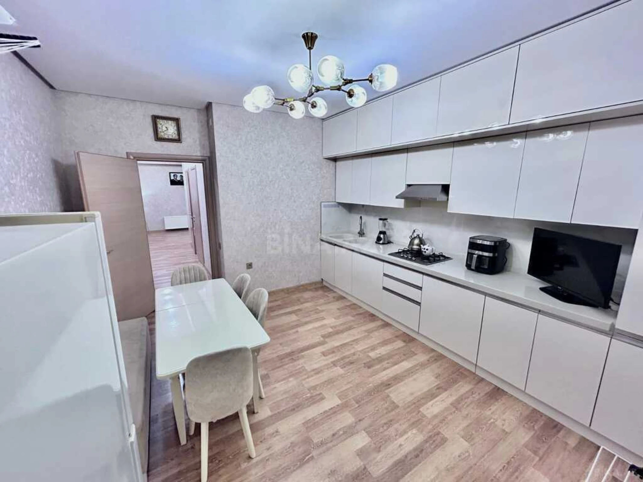 Satılır 3 otaqlı mənzil 145 m²