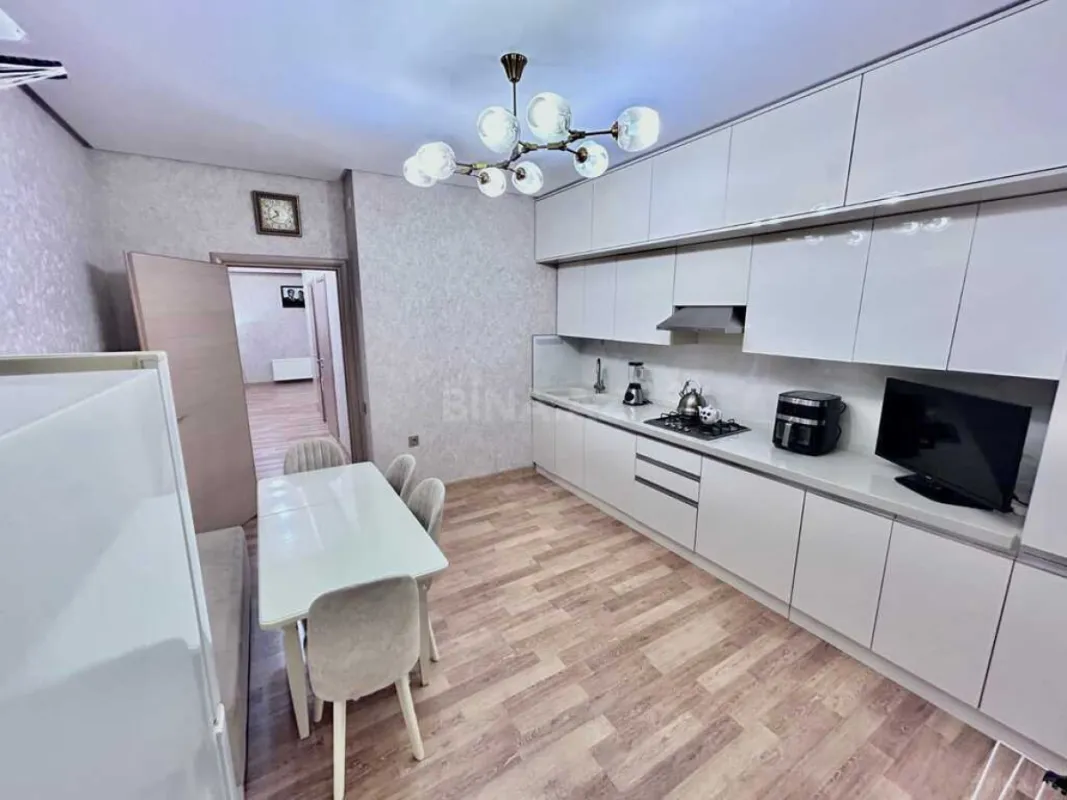 Satılır 3 otaqlı mənzil 145 m²