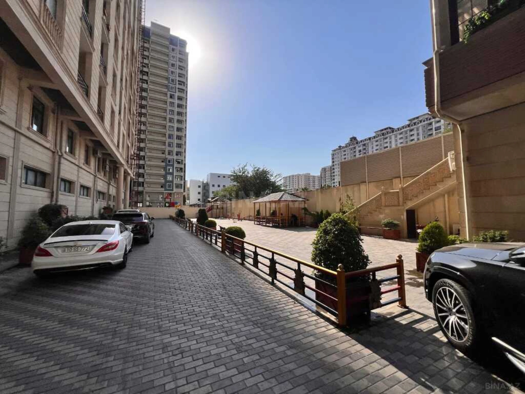 Satılır 4 otaqlı mənzil 217 m²