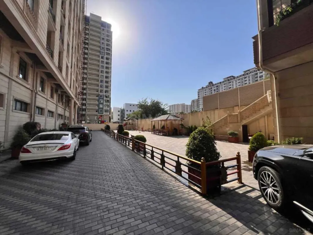 Satılır 4 otaqlı mənzil 217 m²