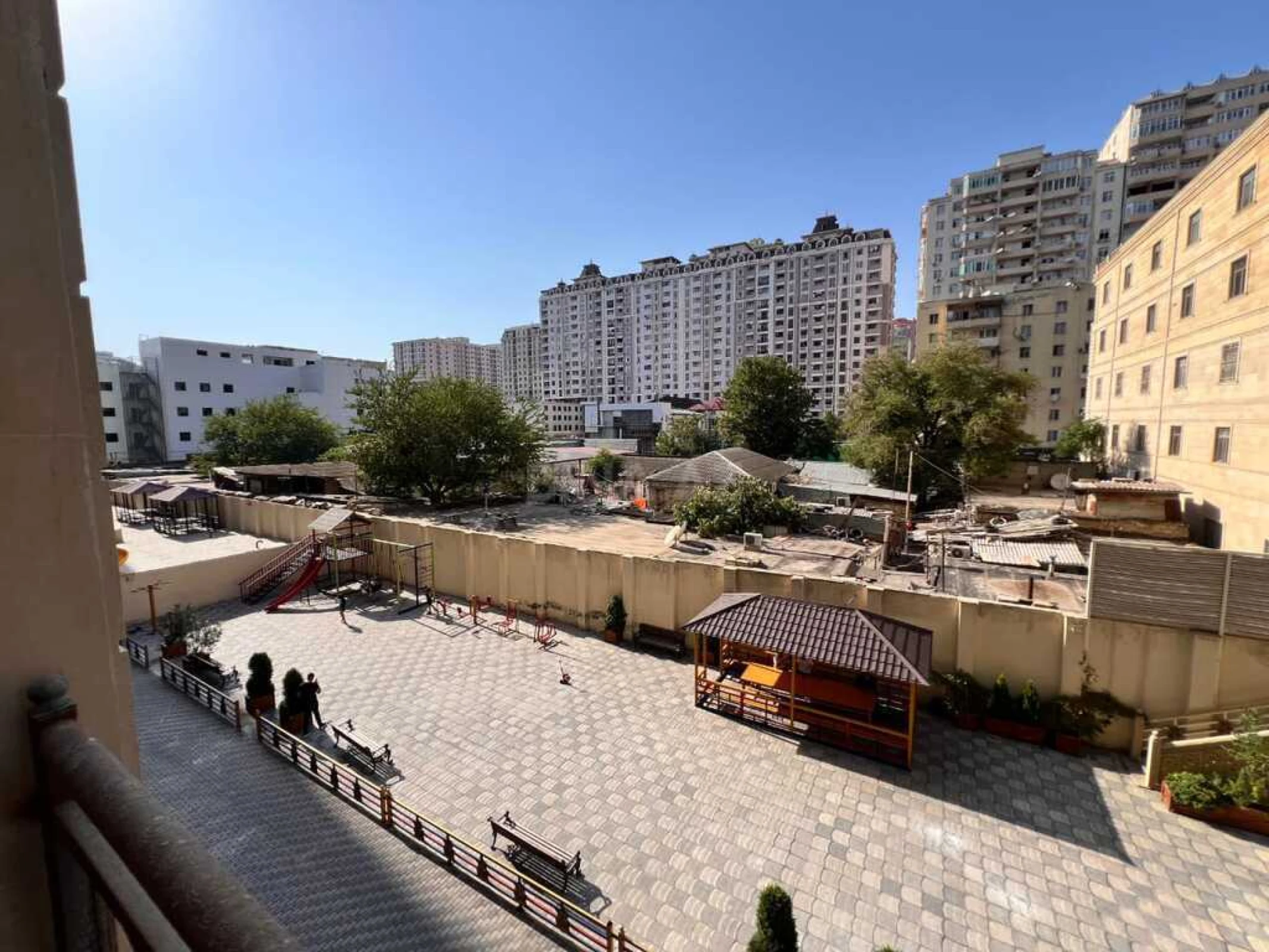 Satılır 4 otaqlı mənzil 217 m²