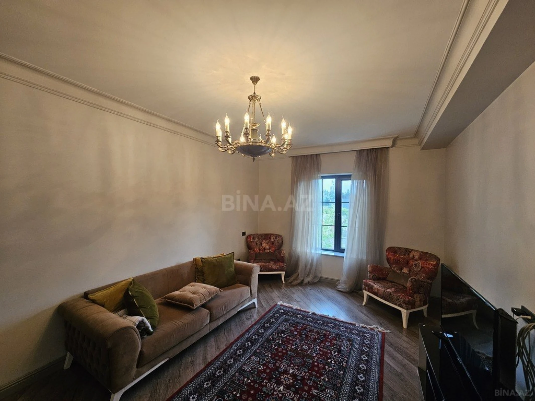 Satılır 8 otaqlı həyət evi 430 m²