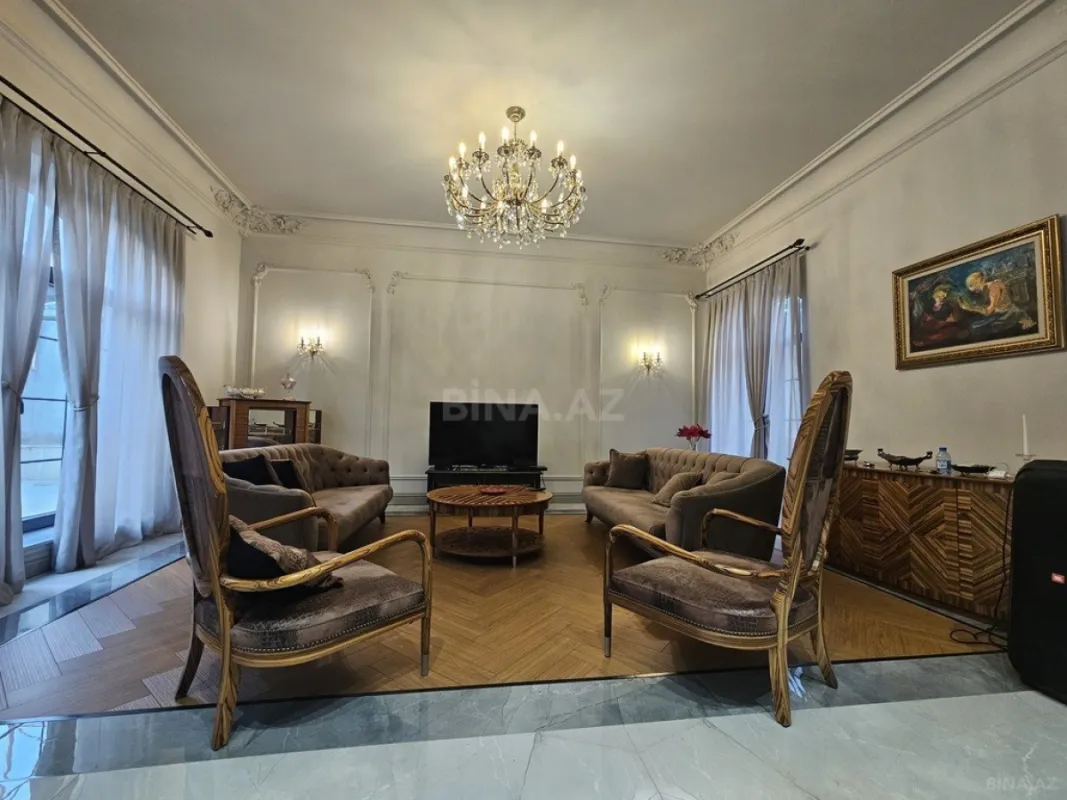 Satılır 8 otaqlı həyət evi 430 m²