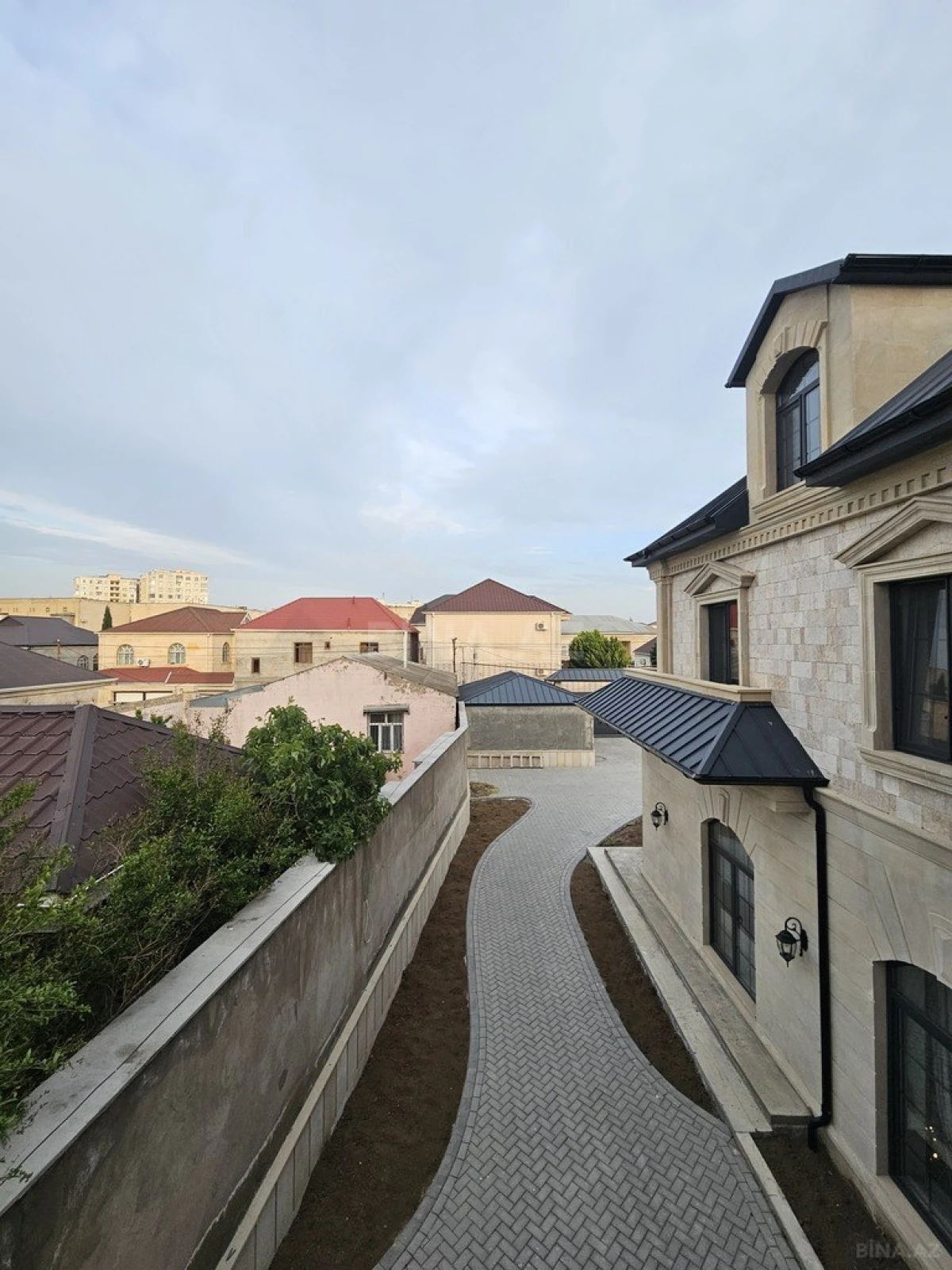 Satılır 8 otaqlı həyət evi 430 m²