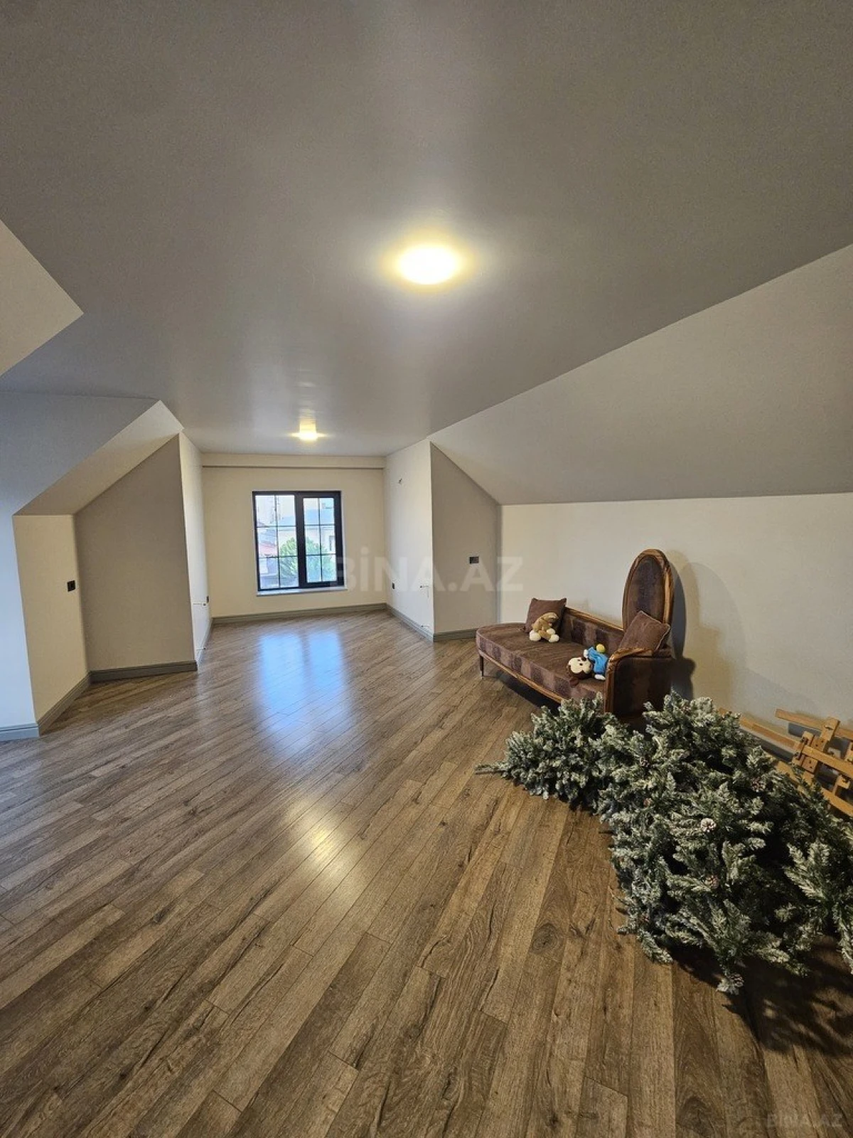 Satılır 8 otaqlı həyət evi 430 m²