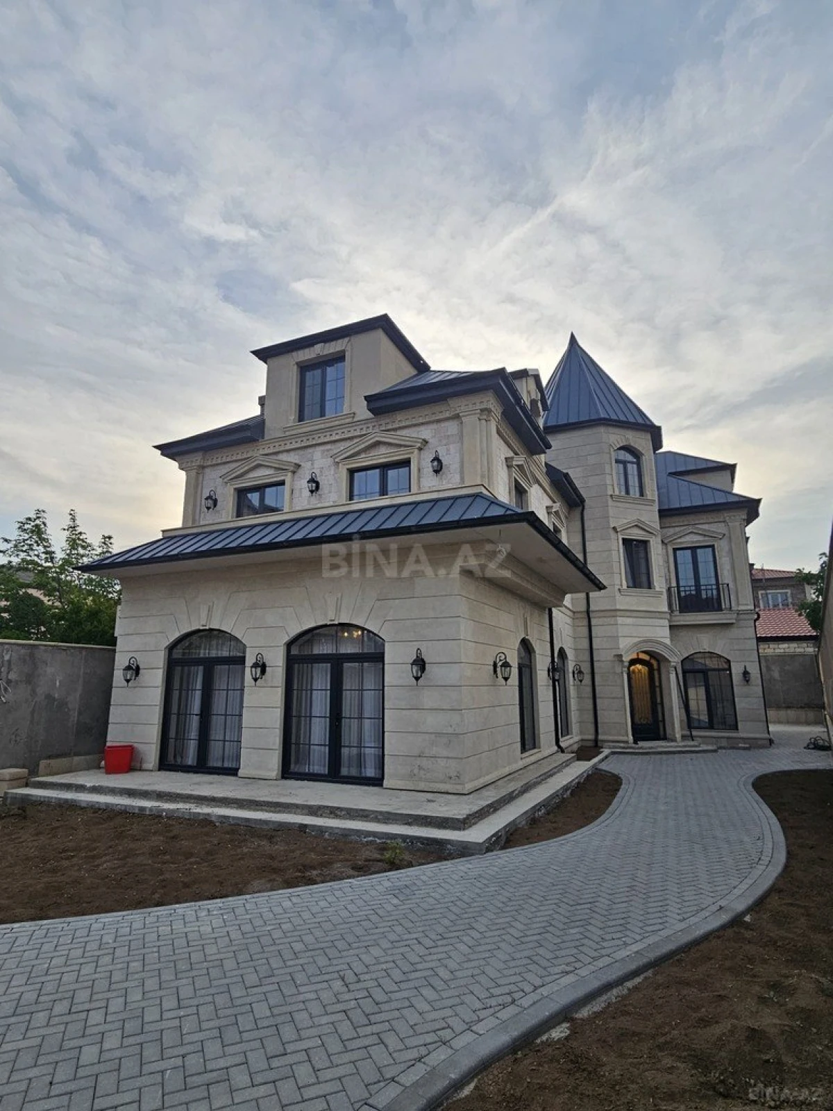 Satılır 8 otaqlı həyət evi 430 m²