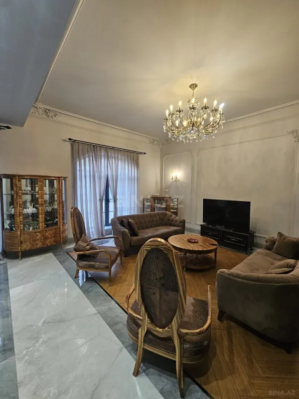 Satılır 8 otaqlı həyət evi 430 m²
