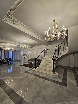 Satılır 8 otaqlı həyət evi 430 m²