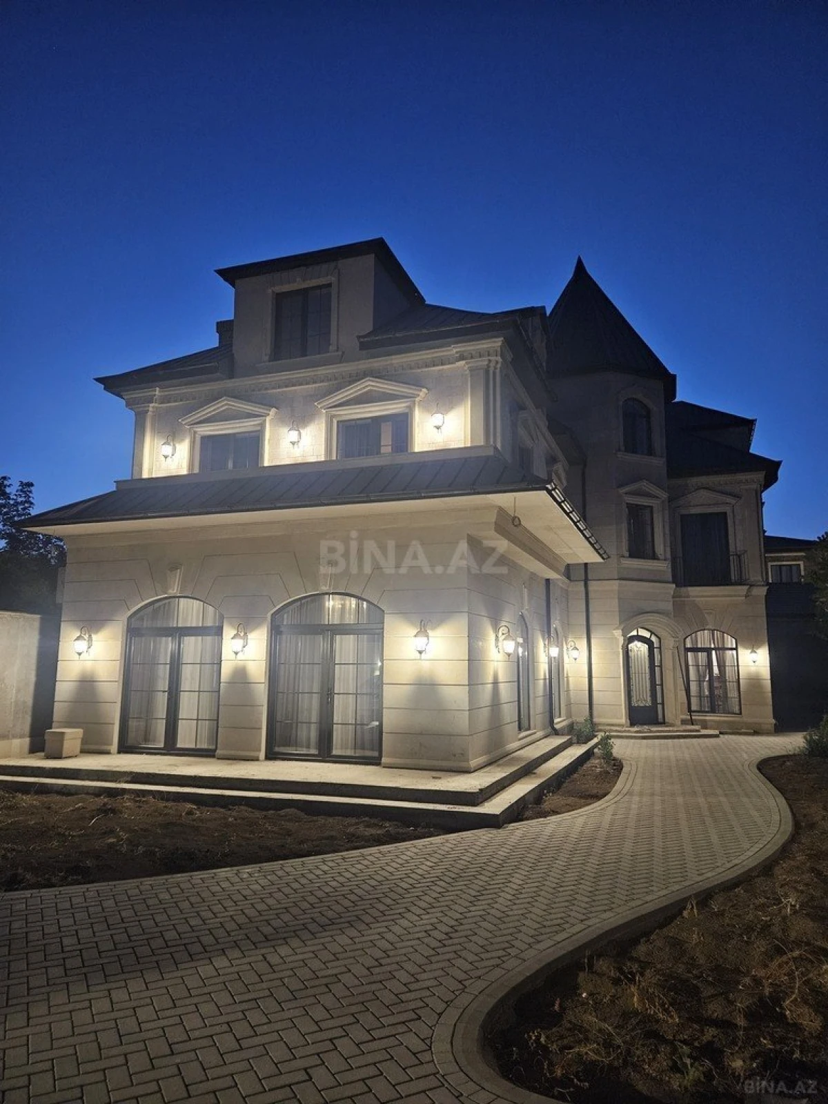 Satılır 8 otaqlı həyət evi 430 m²