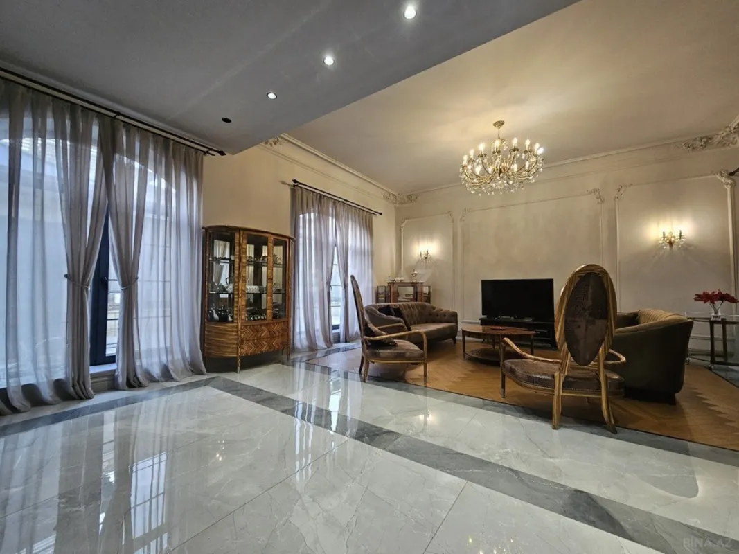 Satılır 8 otaqlı həyət evi 430 m²