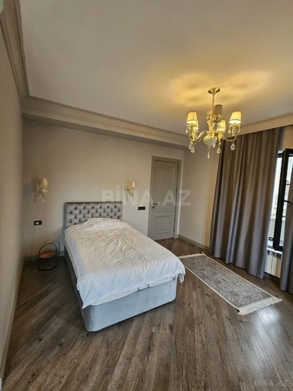 Satılır 8 otaqlı həyət evi 430 m²