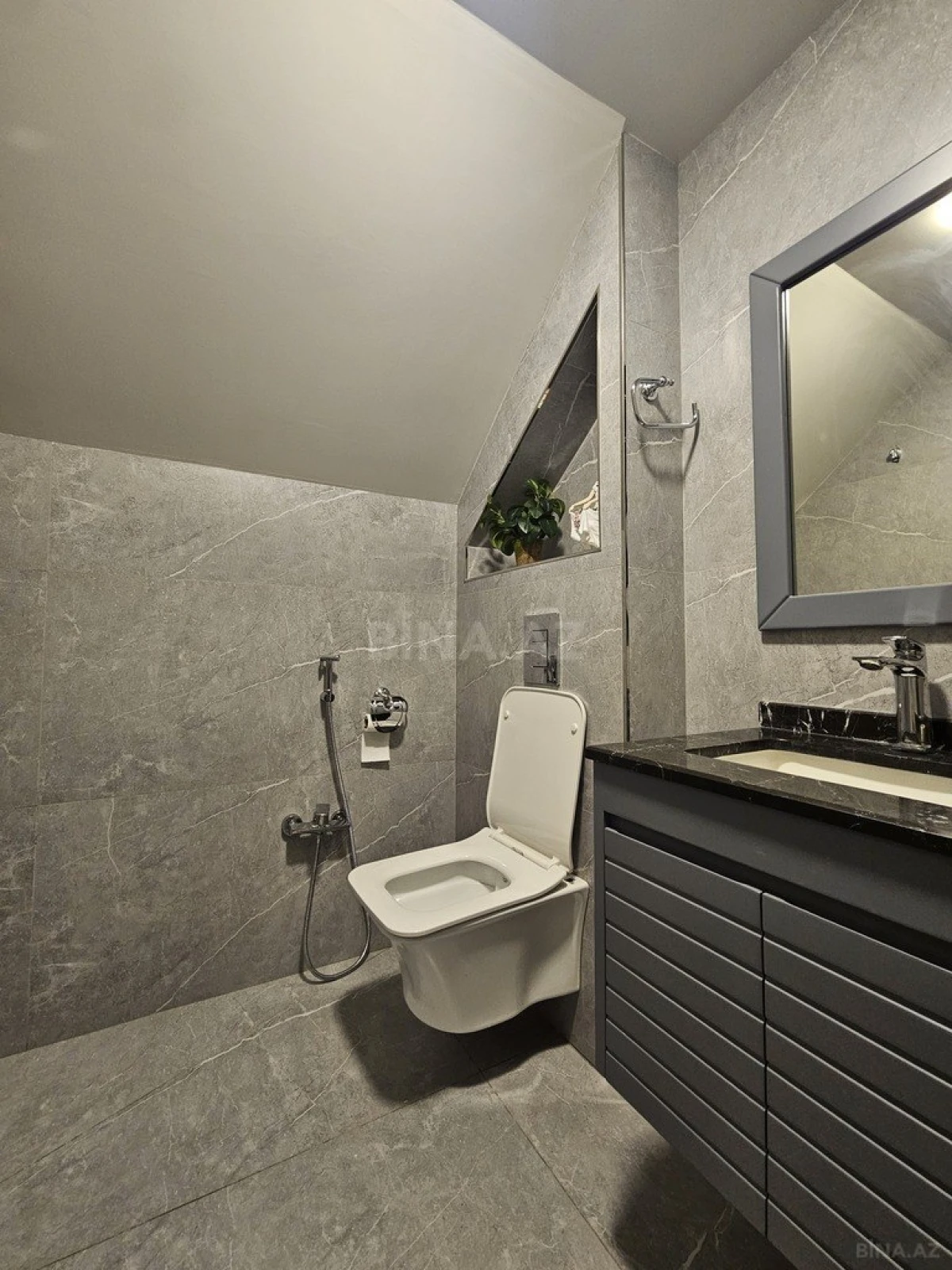 Satılır 8 otaqlı həyət evi 430 m²