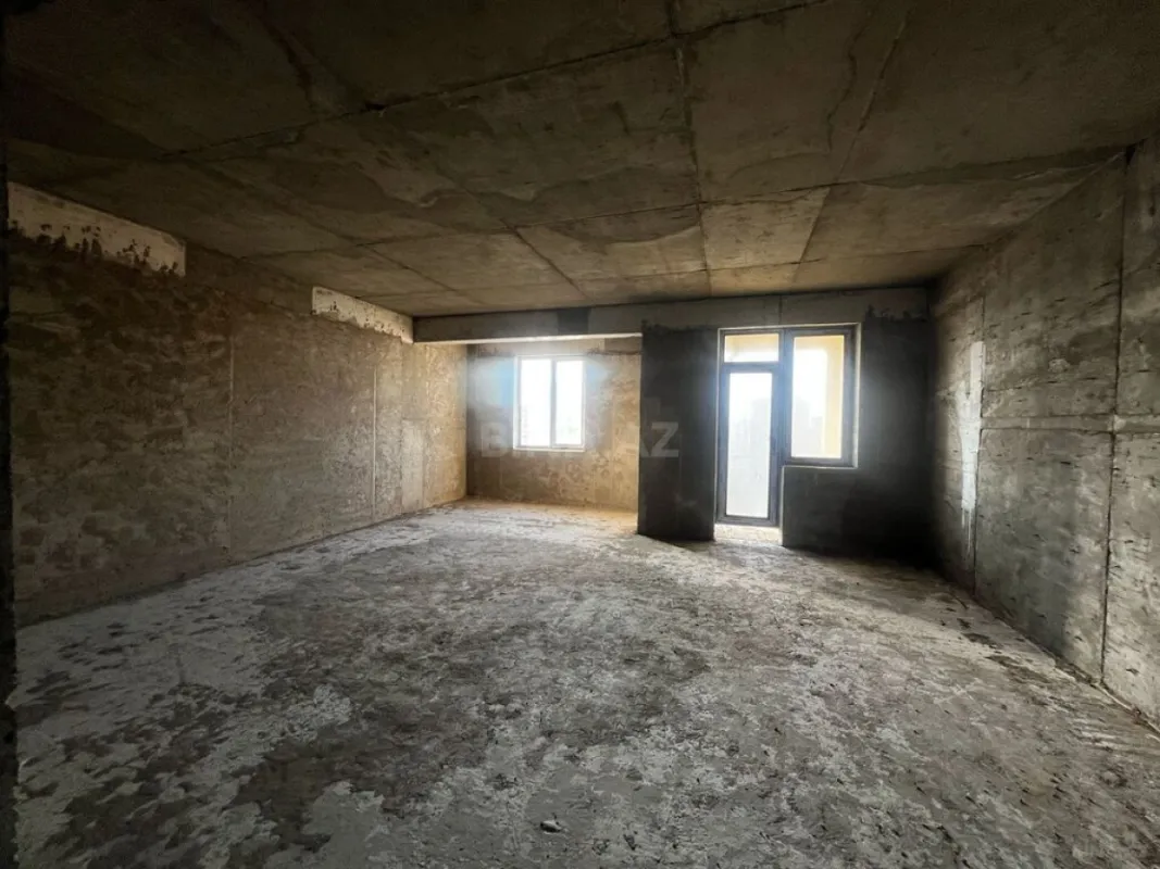 Satılır 6 otaqlı mənzil 323 m²