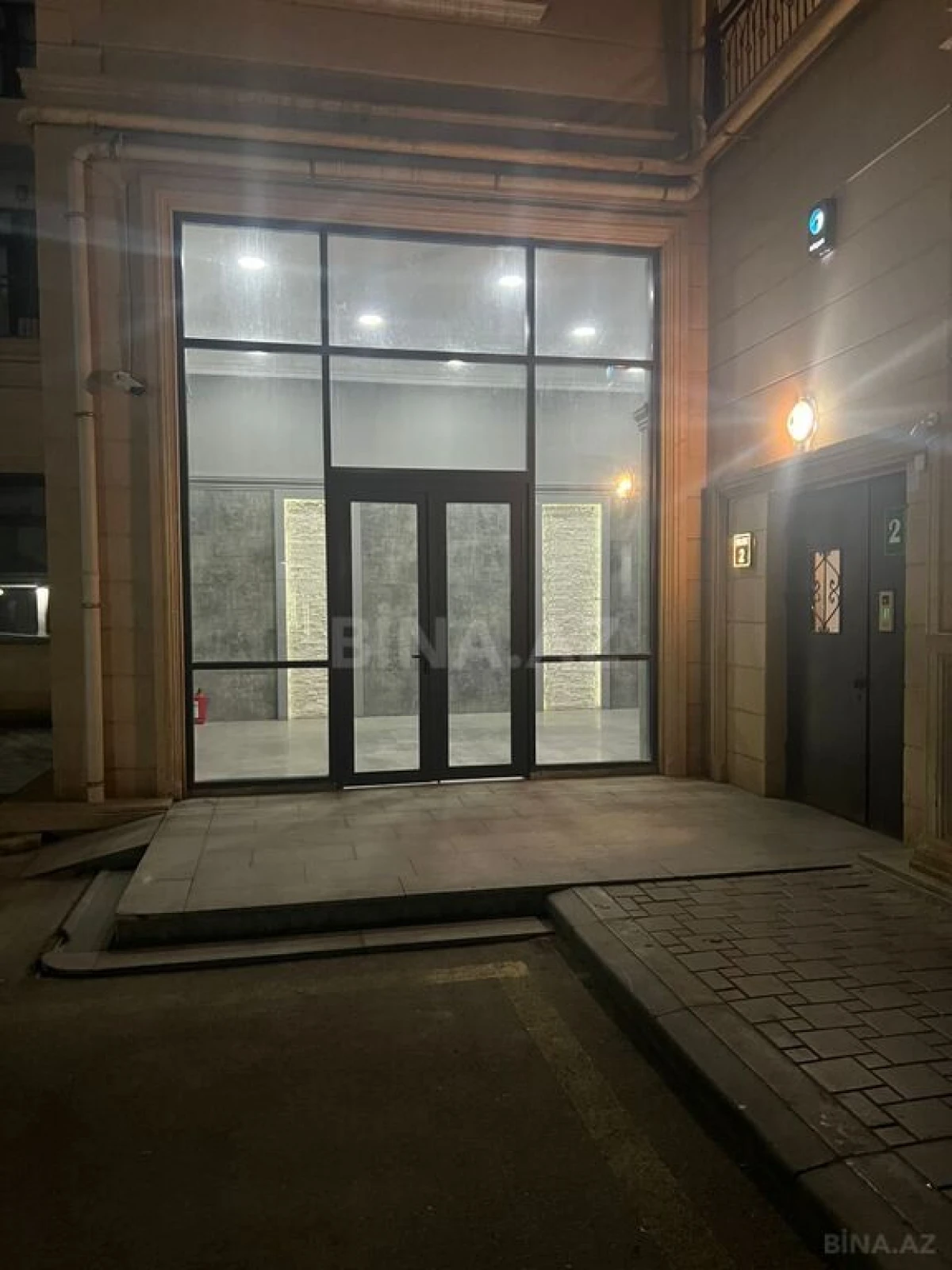 Satılır 6 otaqlı mənzil 323 m²