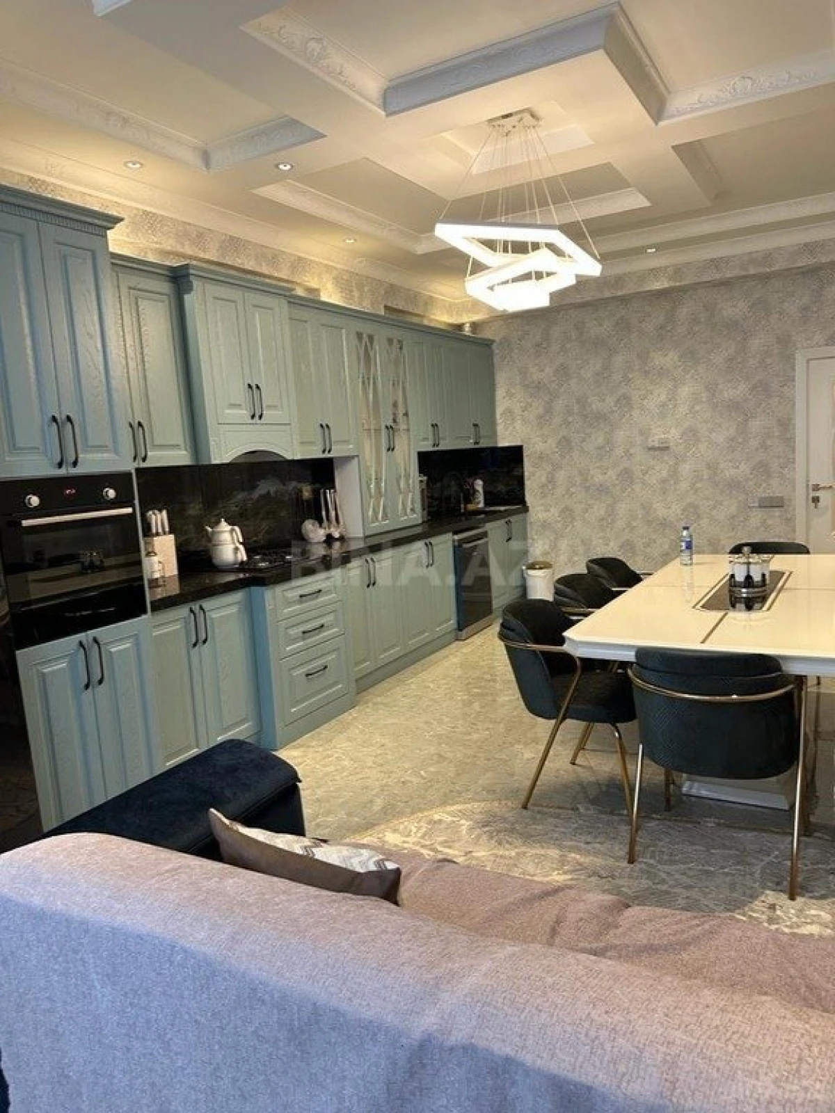 Satılır 3 otaqlı mənzil 142 m²