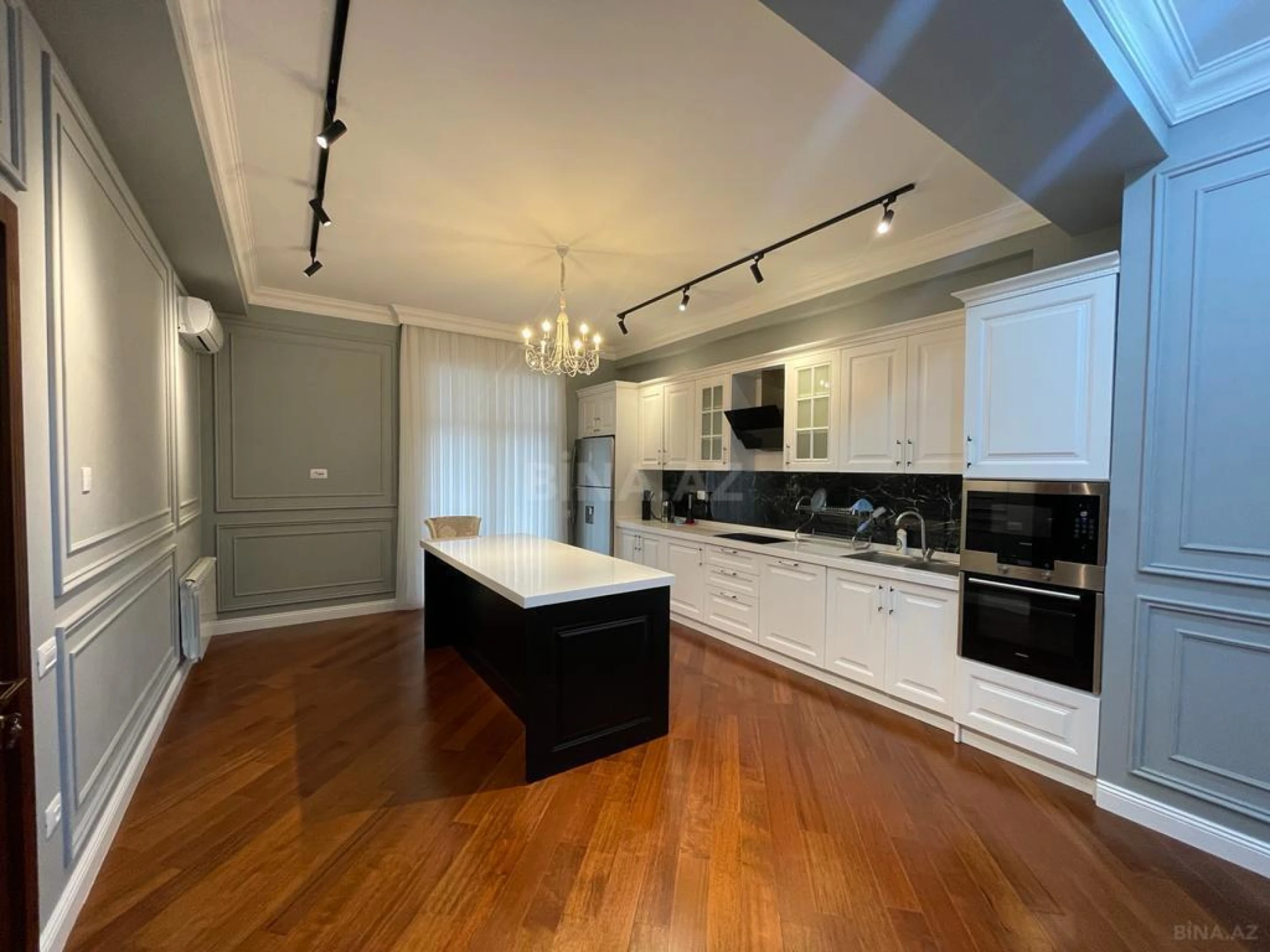 Satılır 4 otaqlı mənzil 200 m²