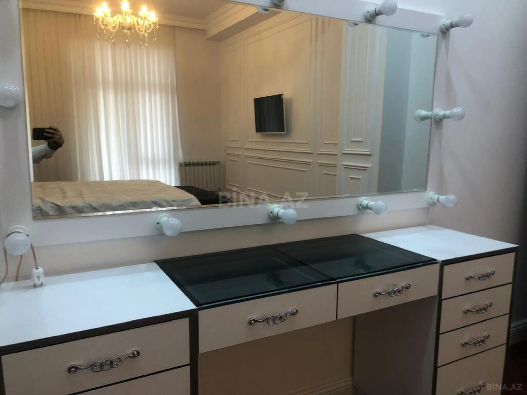 Satılır 4 otaqlı mənzil 200 m²