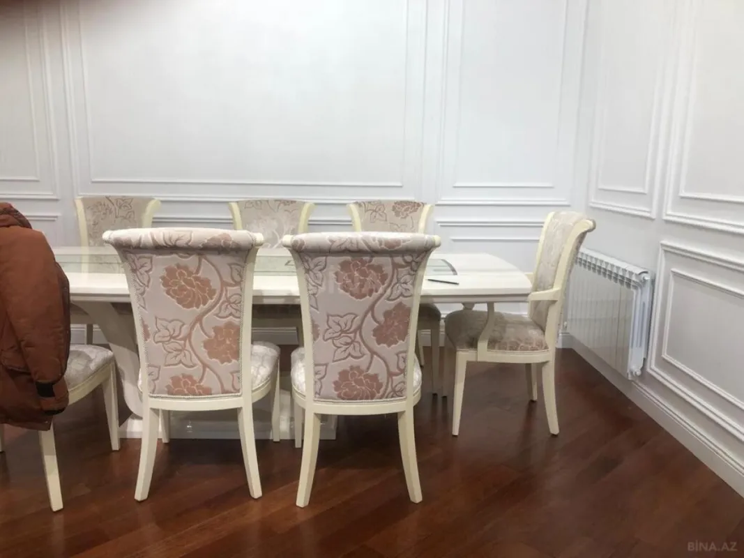 Satılır 4 otaqlı mənzil 200 m²