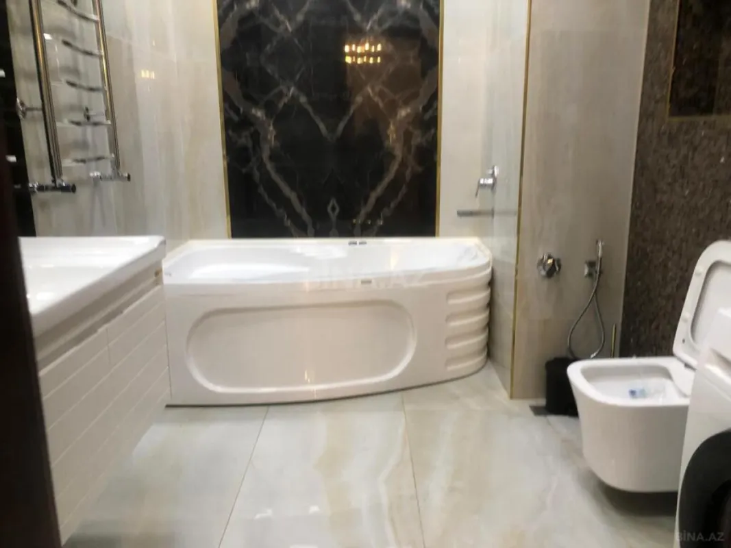 Satılır 4 otaqlı mənzil 200 m²