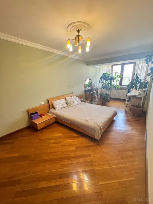Satılır 4 otaqlı mənzil 142 m²